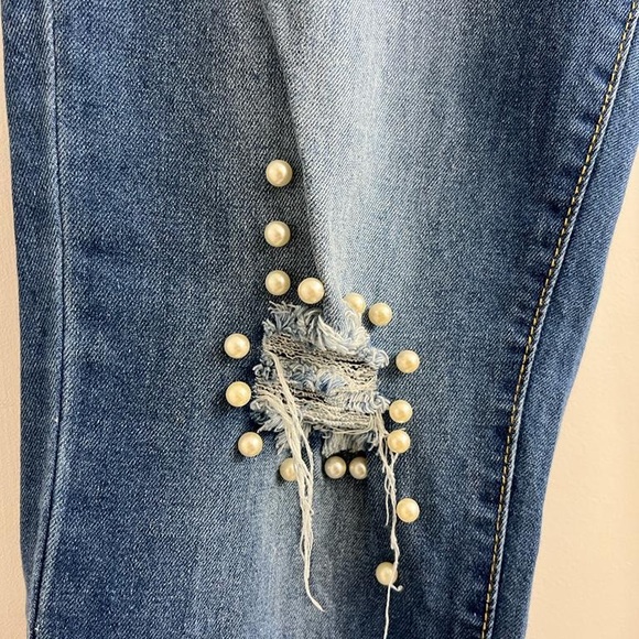 Ripped/distressed jeans with pearls - Picture 9 of 10